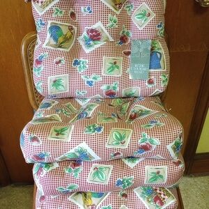 NWT Set of 4 Home Trends Kitchen Chair Cushions. Checks, Strawberries, Chickens